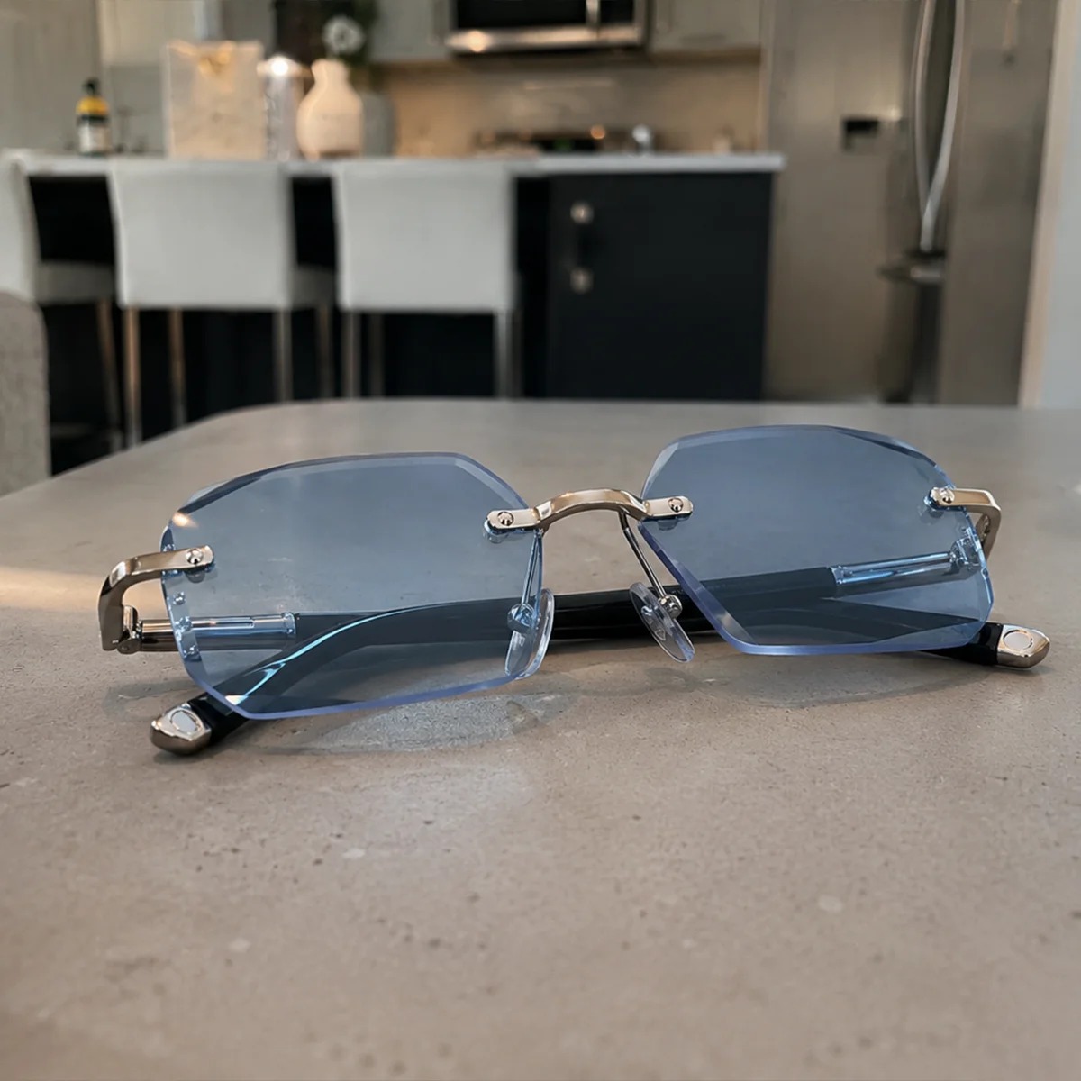 BlueLume Glasses near-to-far adaptive lenses